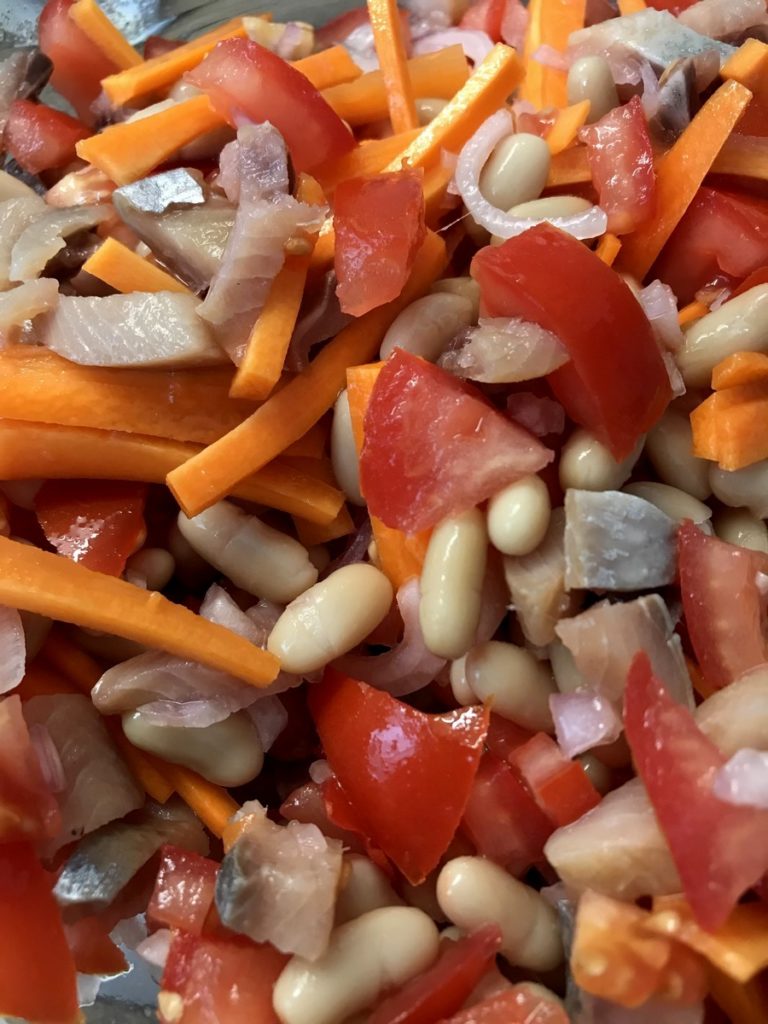 Salade hareng, haricots blanc, tomates et carottes