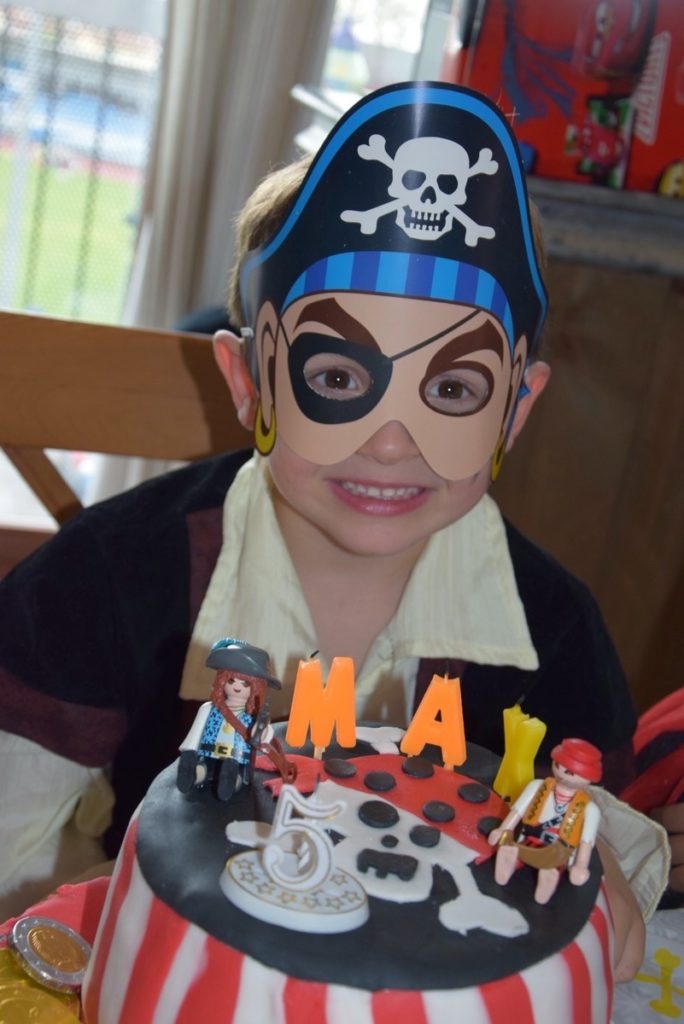Anniversaire pirate pinata cake