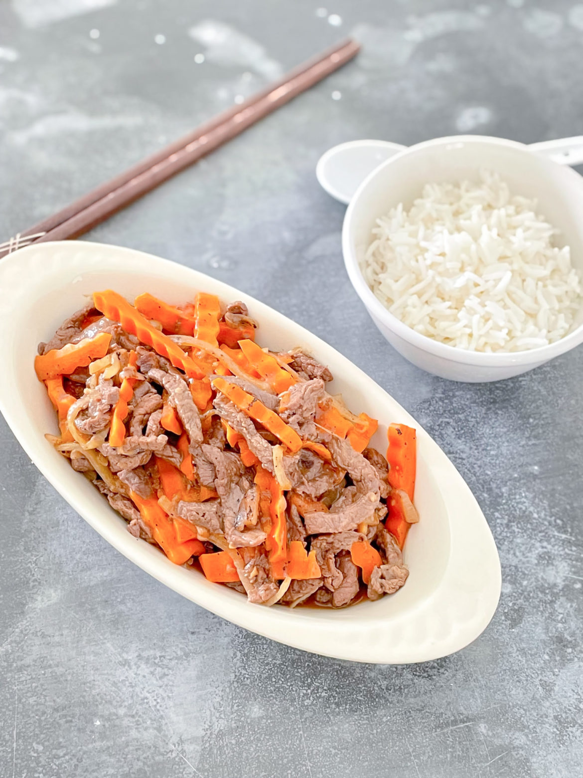 Boeuf mariné sauté aux carottes