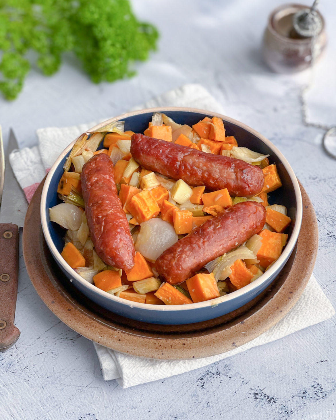 saucisses fumées sur légumes rôtis au four