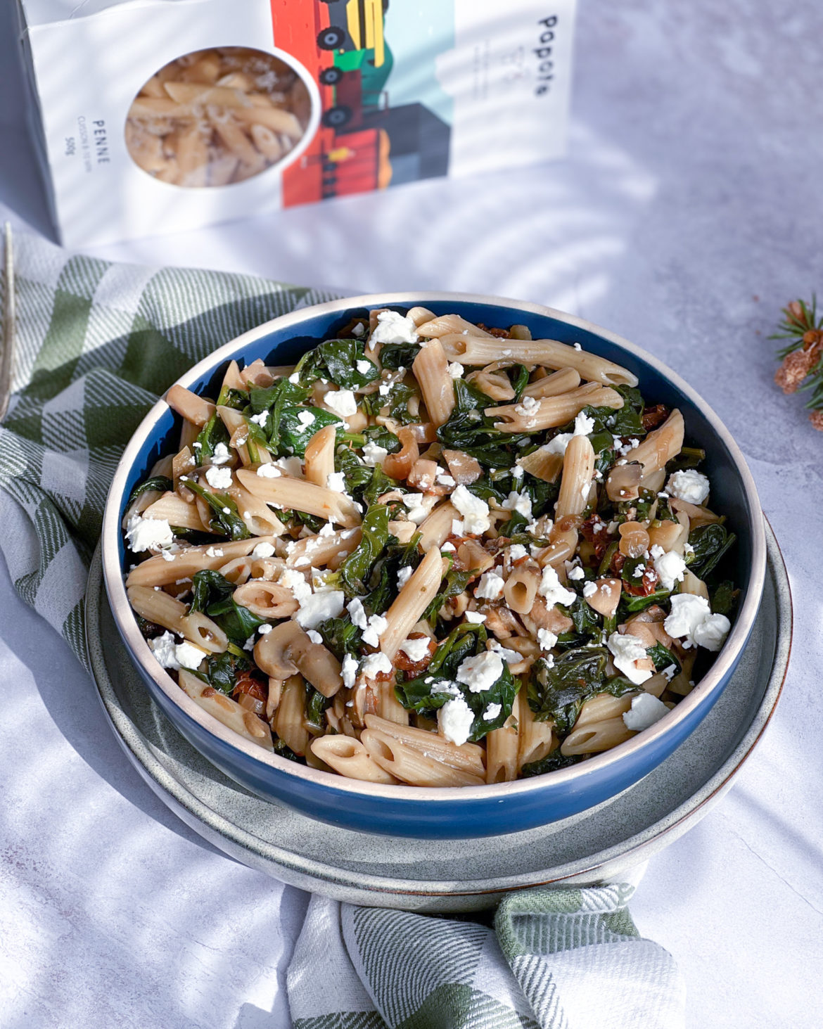 Des pâtes sauce aux épinards, tomates séchées et feta