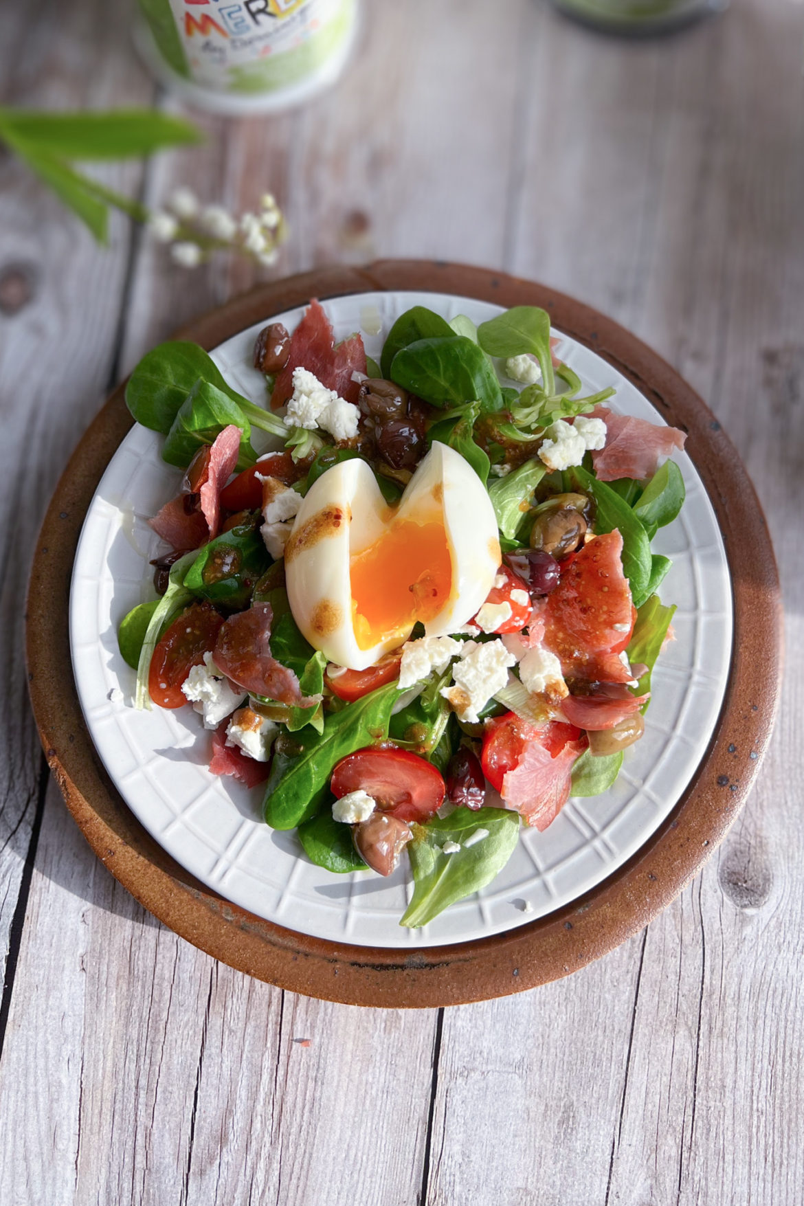 Salade estivale bacon feta oeuf mollet